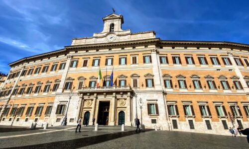 500mila firme per candidarsi: Meloni si blinda mentre l’Italia ha bisogno di partecipazione
